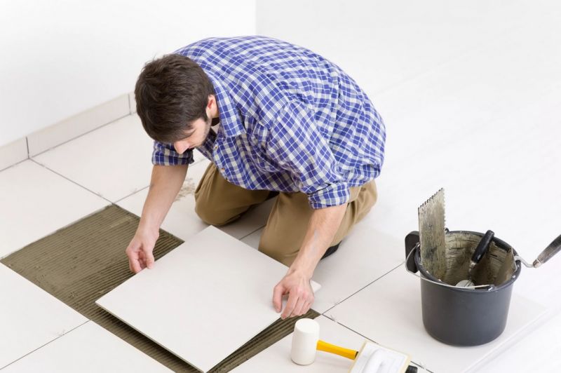 Укладка керамической плитки на пол